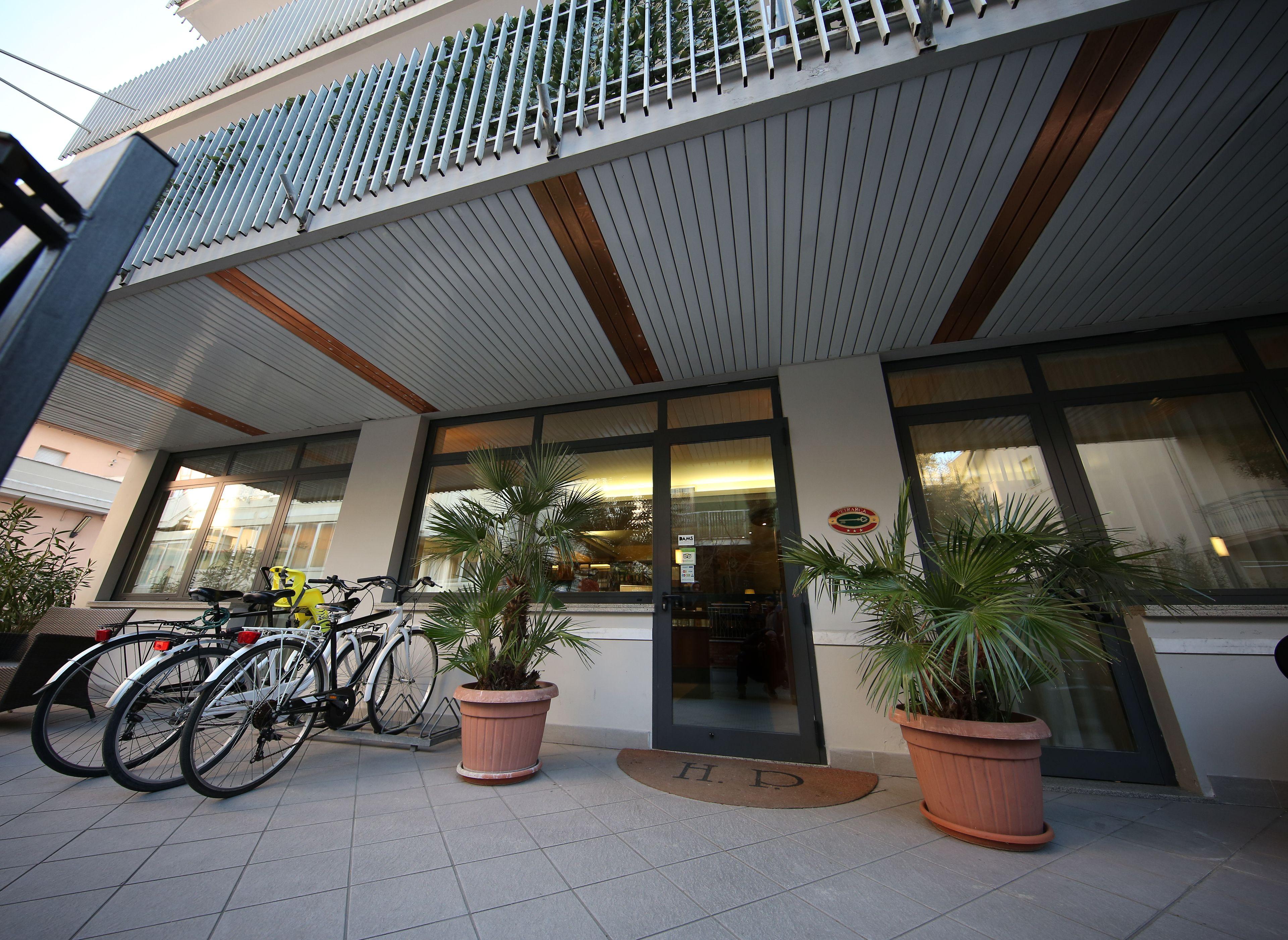 Soggiornare sul Lungomare Murri a Rimini: 5 Hotel Centrali a Confronto