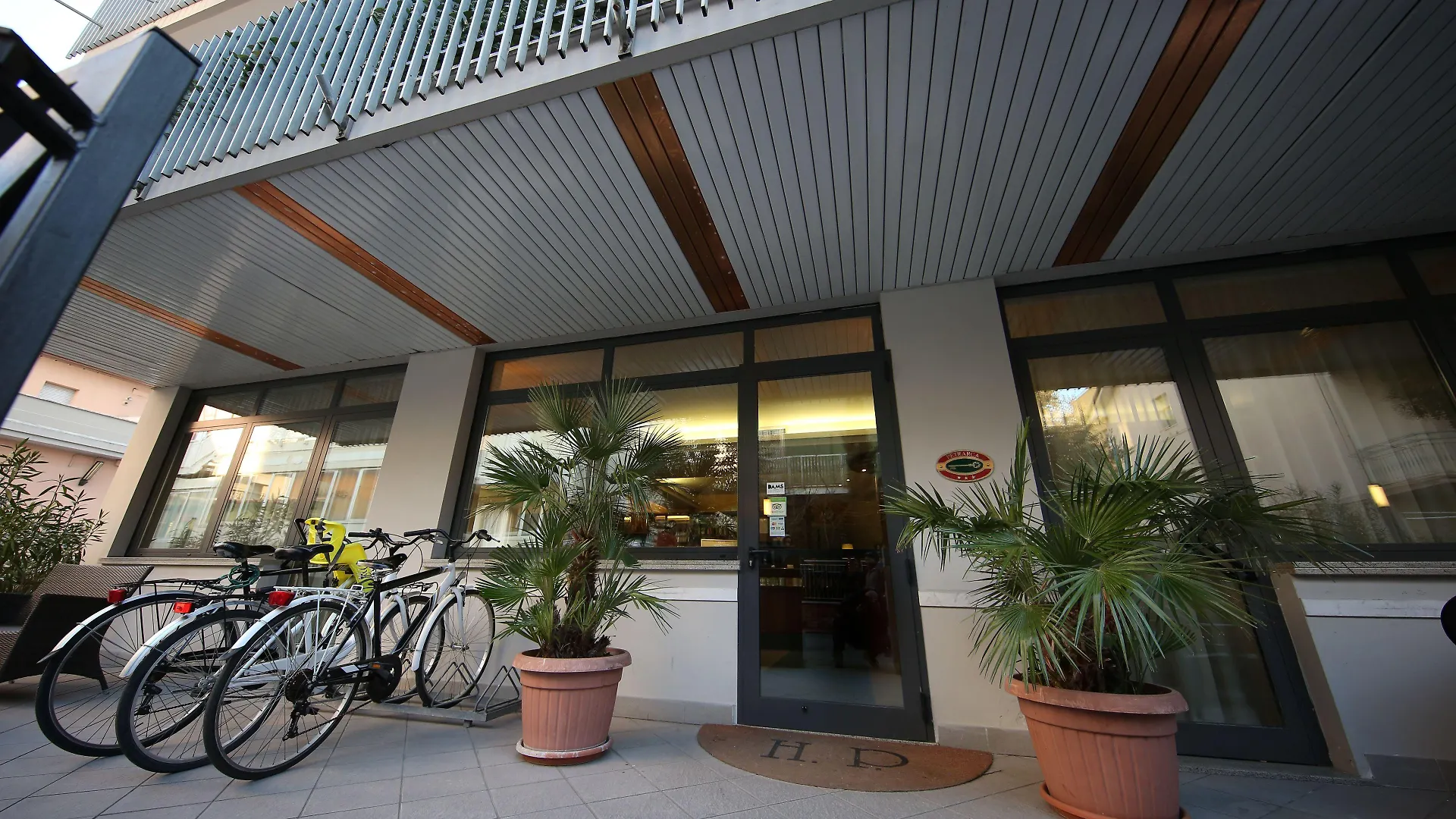 Soggiornare sul Lungomare Murri a Rimini: 5 Hotel Centrali a Confronto